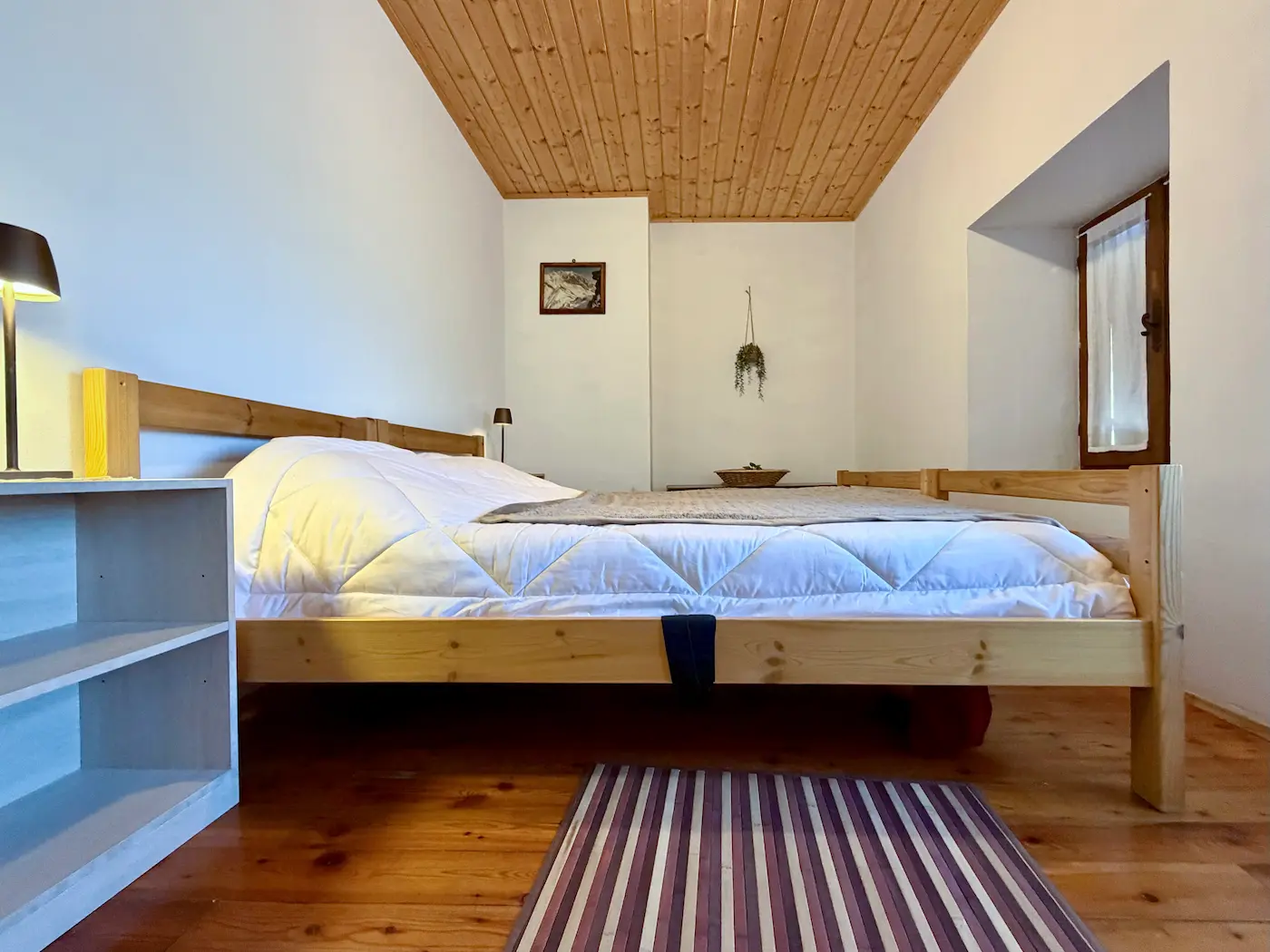 Sala interna rustica con arredamento tradizionale