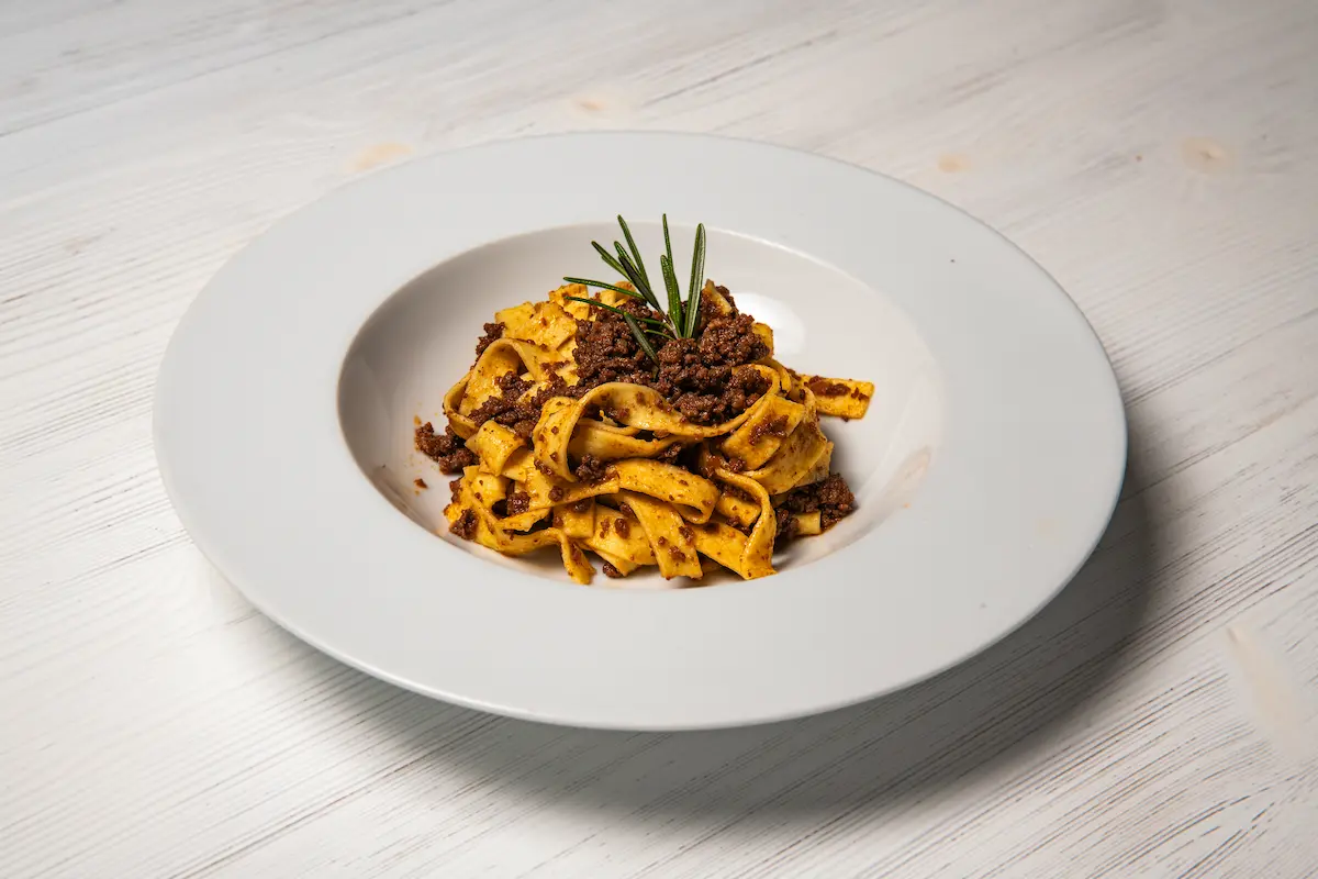 Tagliatelle al ragù preparate secondo la tradizione